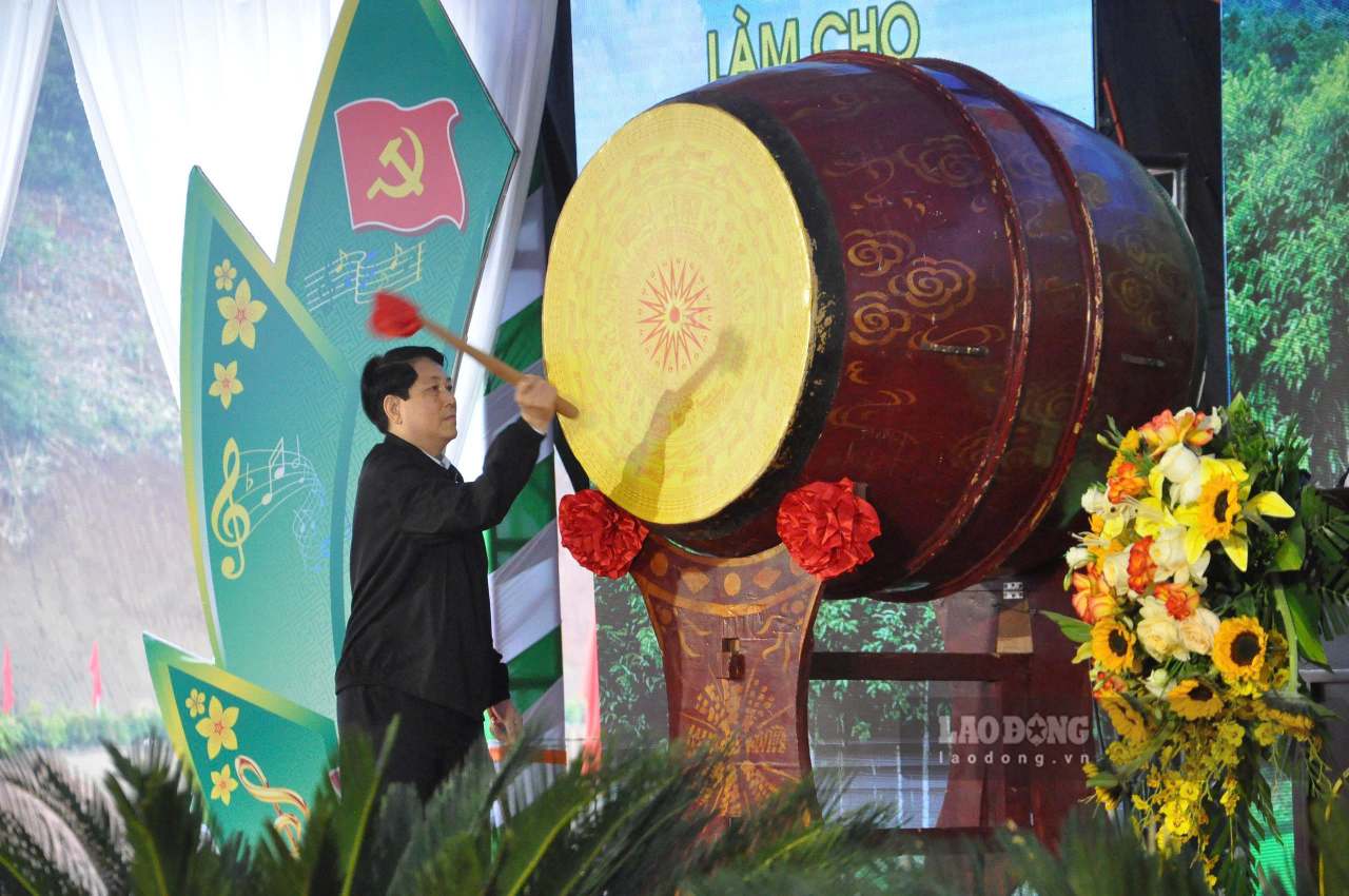 Chủ tịch nước đánh trống phát động Tết trồng cây. Ảnh: Văn Đức