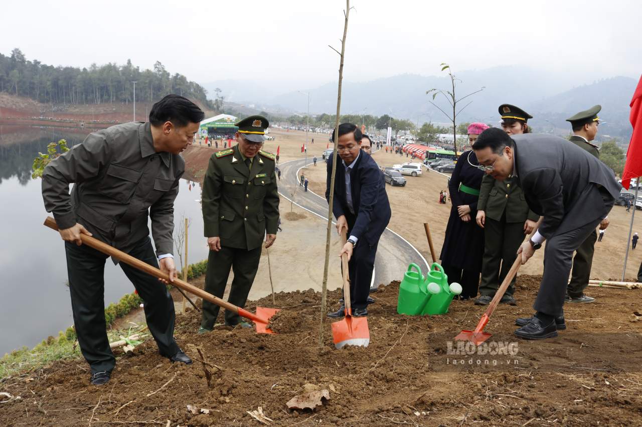 Phó Thủ tướng Trần Hồng Hà cùng Chủ tịch UBND tỉnh Lào Cai Nguyễn Tuấn Anh trồng cây tại khu công viên văn hóa Lào Cai. Ảnh: Văn Đức