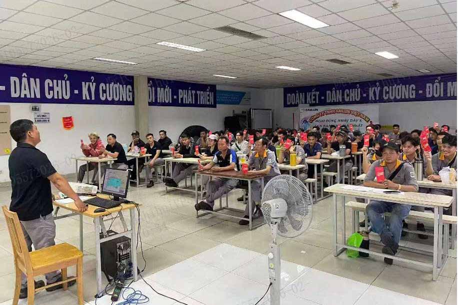 Workers at Sailun Vietnam Co., Ltd. (Tay Ninh province) receive New Year lucky money. Photo: Phuong Dung