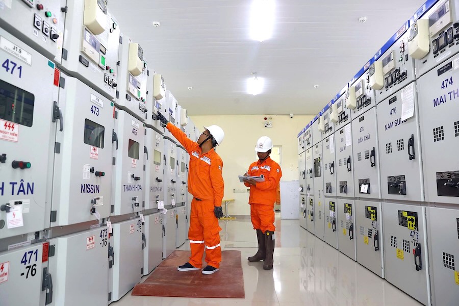 Nhân viên Điện lực ứng trực đảm bảo điện trong dịp Tết Bính Ngọ 2026. Ảnh: EVNSPC