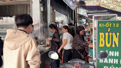 After Tet, Hanoi eateries are bustling again.
