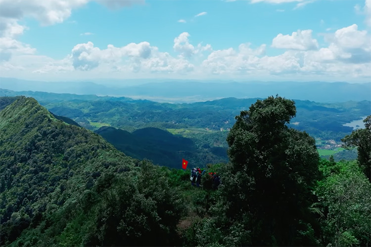 Với độ cao 1.700m so với mực nước biển, thuộc địa phận bản Khá, xã Mường Phăng, đỉnh núi này sở hữu vị trí đắc địa, với tầm nhìn bao quát toàn bộ lòng chảo Mường Thanh.