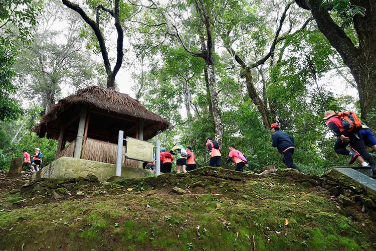 La route de conquête du sommet de Pu Tó Cọ traverse le site historique du quartier général de la campagne de Điện Biên Phủ. Photo: Thanh Bình