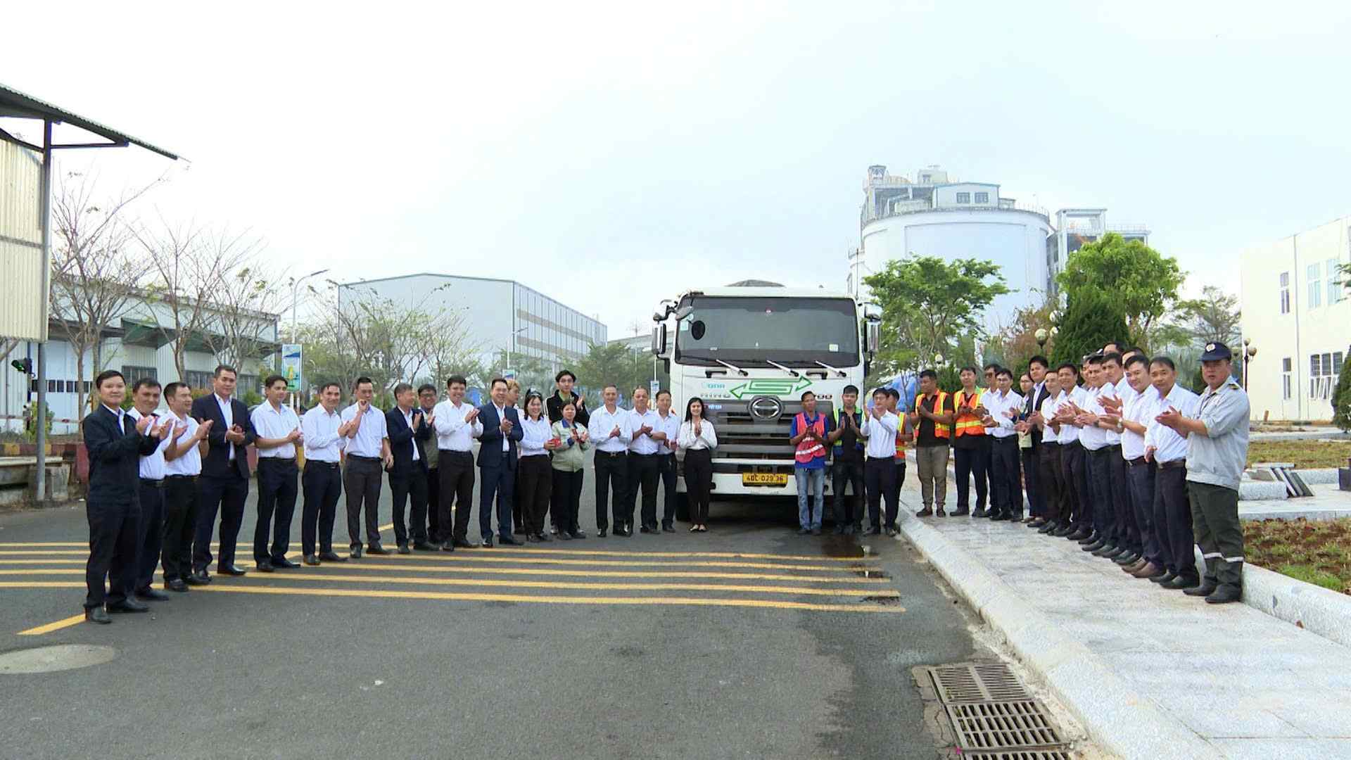 Công ty Nhôm Đắk Nông tổ chức lễ xuất khẩu chuyến hàng alumin qua Nhật Bản đầu năm mới Bính Ngọ. Ảnh: Lê Dung 