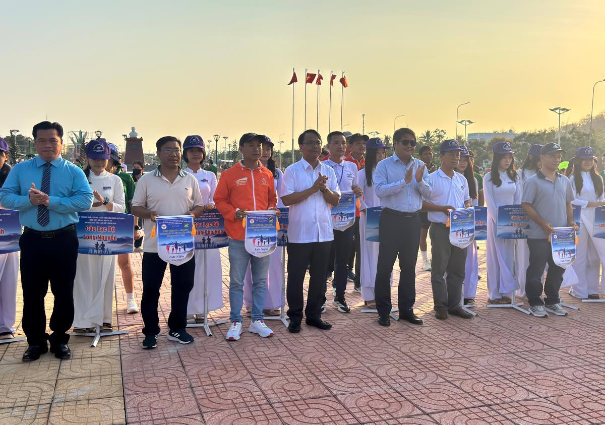 Ông Đặng Hồng Sỹ - Phó Bí thư Thường trực Tỉnh ủy Lâm Đồng tặng cờ lưu niệm cho các đoàn tham gia. Ảnh: Duy Tuấn