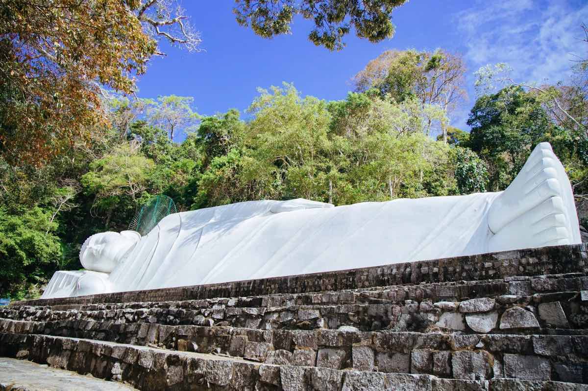 Tượng Phật nằm trên đỉnh núi Tà Cú. Ảnh: Duy Tuấn