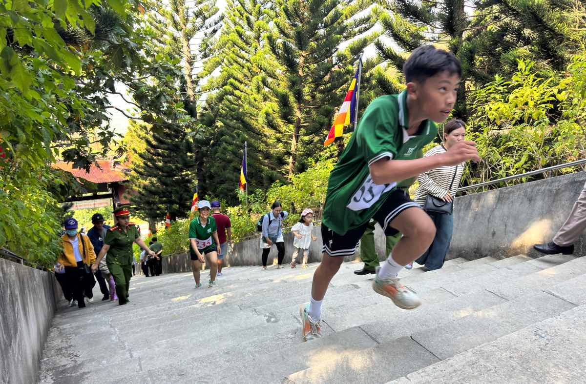 Các vận động viên bứt phá về đích, hai 2 bên đường đua có đông vận động viên cổ vũ sôi nổi. Ảnh: Duy Tuấn