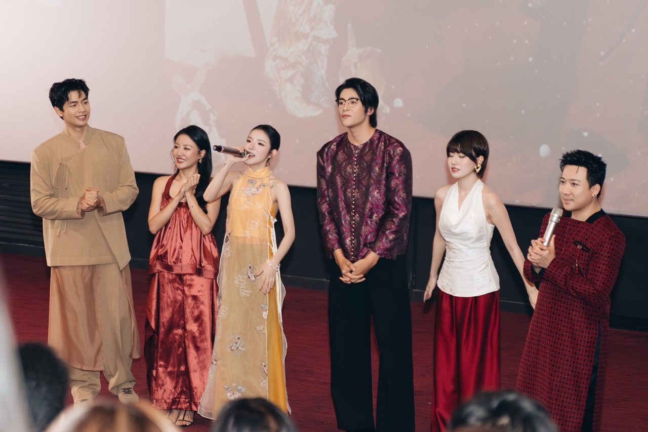 The film crew "Thỏ ơi!!" interacts with the audience. Photo: CGV.