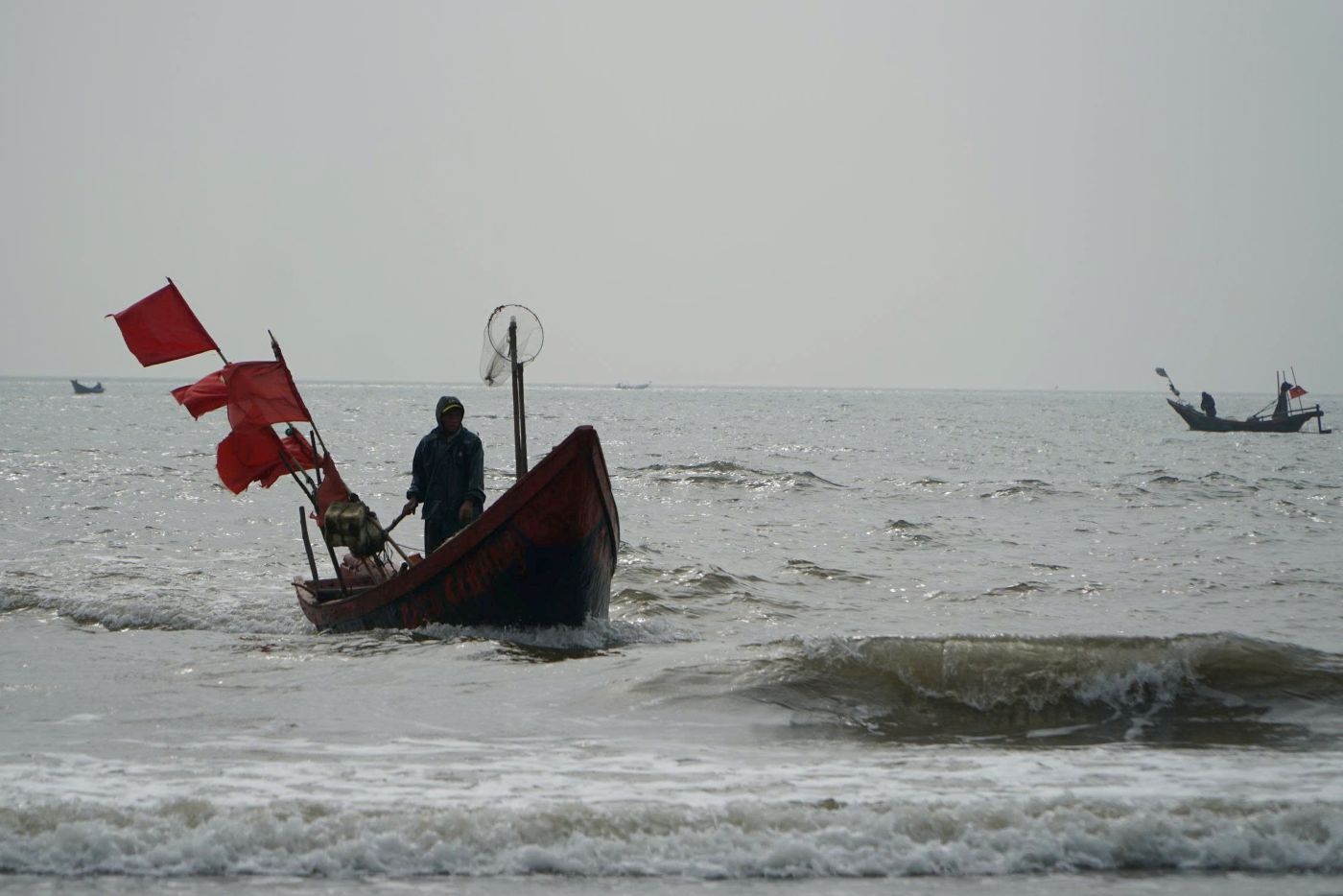 Những chiếc thuyền hối hả vào bờ mang theo nhiều hải sản đánh bắt được. Ảnh: Quách Du