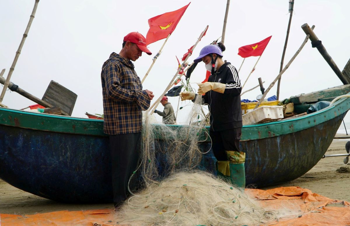 Các ngư dân gỡ lưới, sẵn sàng cho chuyến ra khơi tiếp theo. Ảnh: Quách Du