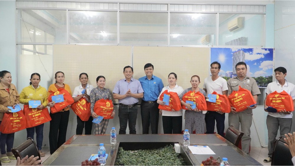 Tặng quà cho đoàn viên, người lao động Công ty Cổ phần Nam Việt. Ảnh: Nguyên Anh