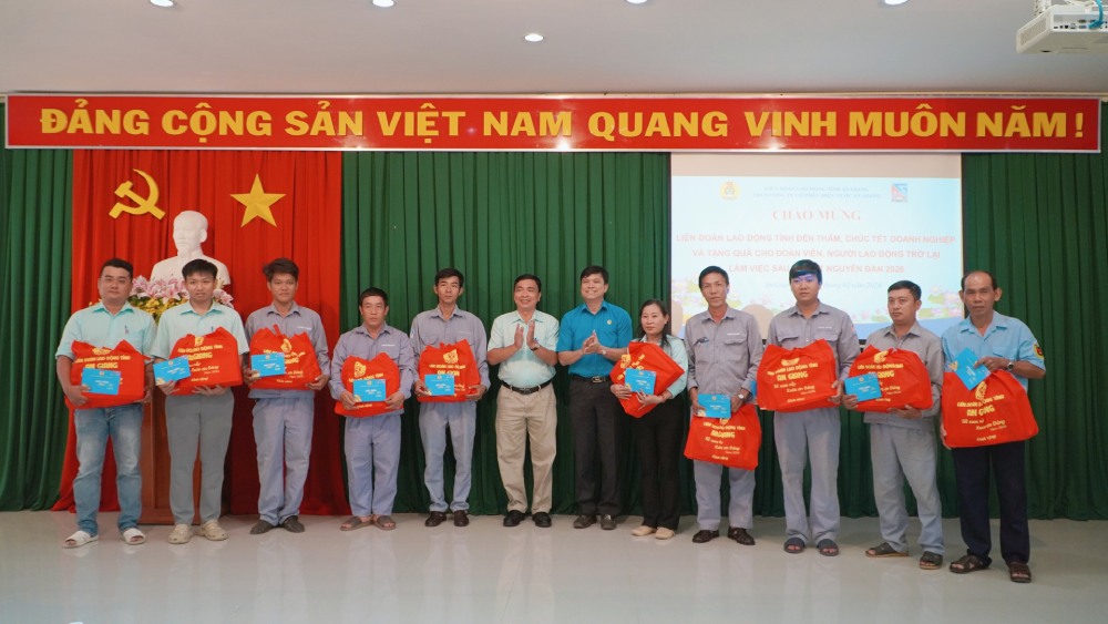 Tặng quà cho đoàn viên, người lao động Công ty Cổ phần Điện Nước An Giang. Ảnh: Nguyên Anh