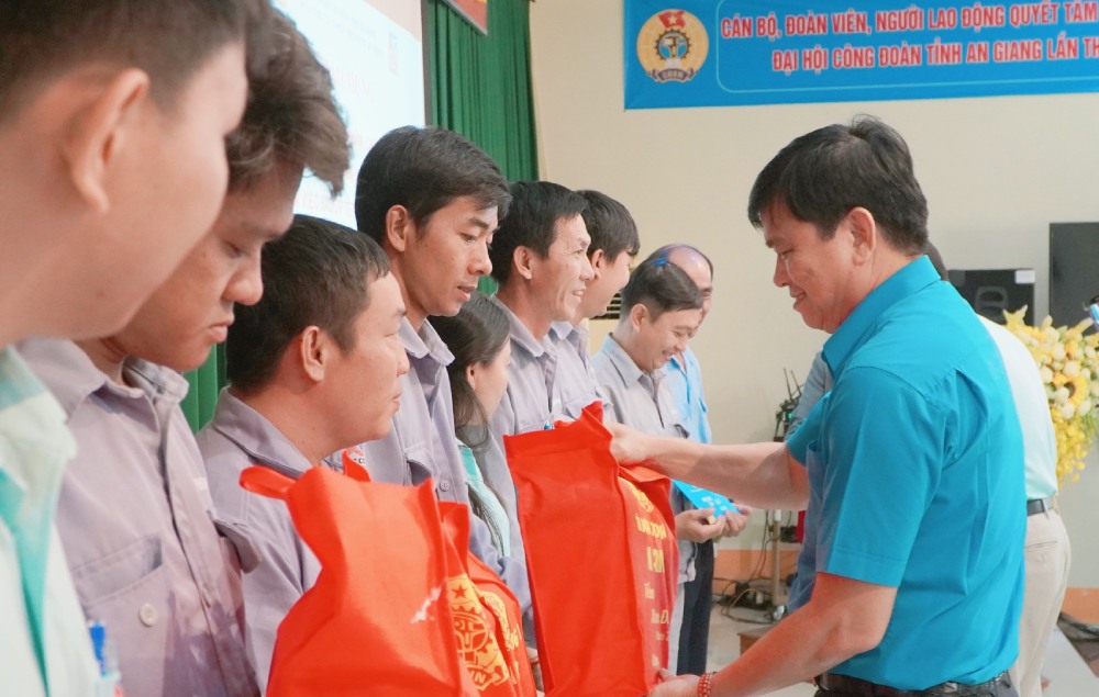 Sự quan tâm, đồng hành của tổ chức Công đoàn tạo thêm khí thế cho người lao động hăng say làm việc ngày đầu năm mới. Ảnh: Nguyên Anh