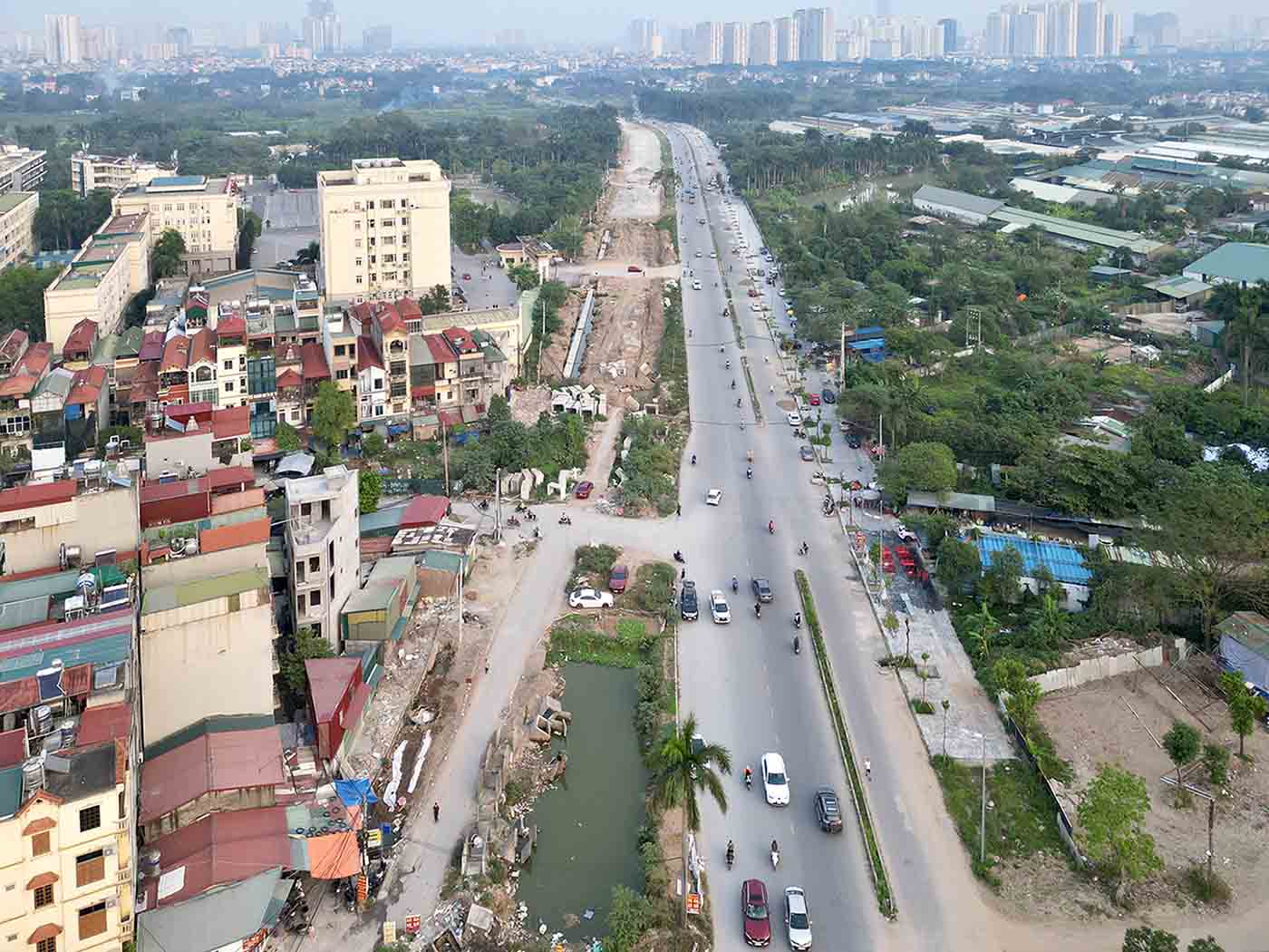 The Tay Thang Long road project (section from Pham Van Dong street to Van Tien Dung street, Hanoi) has been under construction for many years but is still unfinished. Photo: Huu Chanh