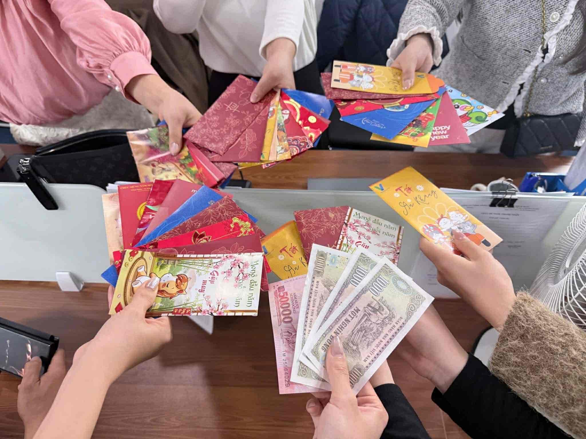 Nhiều văn phòng rộn ràng không khí khai xuân. Ảnh: Huyền Anh