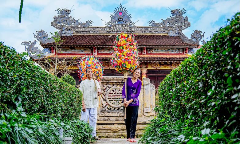 Nằm ở phường Dương Nỗ, cách trung tâm Huế chưa đầy 10km, làng Thanh Tiên nép mình bên hạ lưu sông Hương, nổi tiếng với nghề làm hoa giấy có tuổi đời hơn ba thế kỷ. 