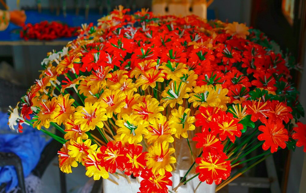 Từ chỗ chỉ tiêu thụ trong vùng, sản phẩm nay đã có mặt tại nhiều tỉnh, thành và từng bước vươn ra thị trường nước ngoài. Hoa giấy không chỉ là vật phẩm tâm linh mà còn trở thành sản phẩm văn hóa đặc trưng của xứ Huế.