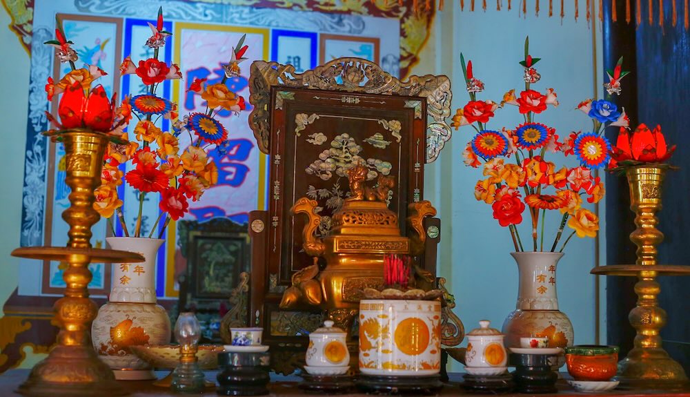 Theo các bậc cao niên, trước đây hoa giấy chủ yếu phục vụ không gian thờ tự: bàn thờ gia tiên, miếu, am, ông địa, Táo quân…