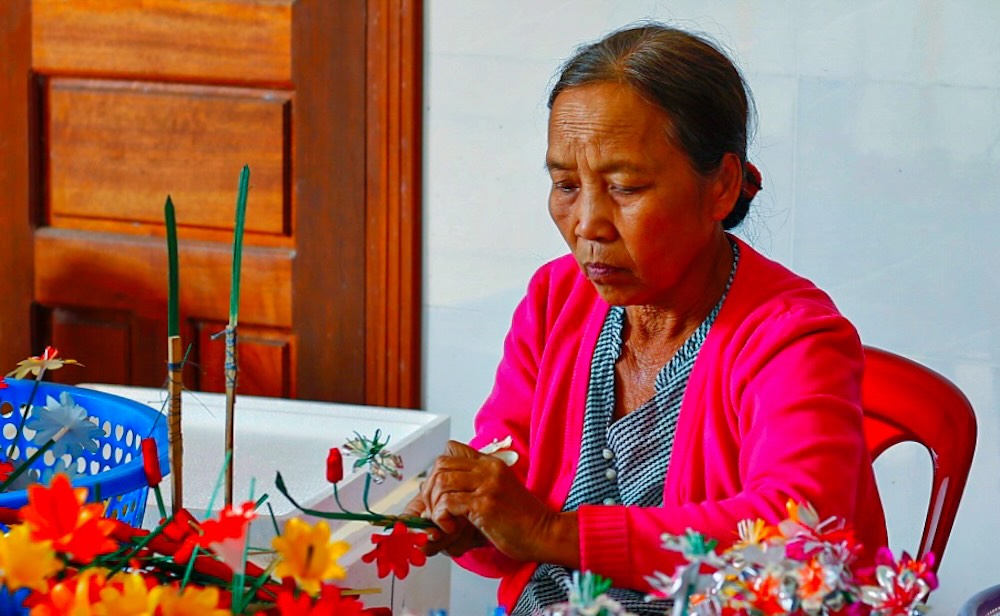 Để hoàn thiện một cành hoa, người thợ phải cắt giấy theo khuôn riêng của từng loại. Sau đó dùng hồ, keo thủ công để kết dính, tạo hình. Chỉ cần lệch một chi tiết nhỏ, bông hoa có thể mất dáng.