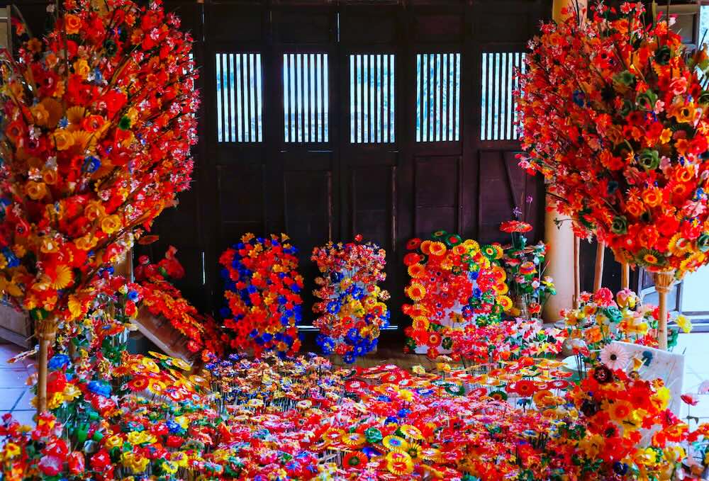 Điểm đặc trưng của hoa giấy Thanh Tiên là toàn bộ quy trình đều làm thủ công. Từ khâu chọn giấy, vót nan tre, phơi tre, pha màu đến tạo gân, uốn cánh… mọi thao tác đều dựa vào đôi tay và kinh nghiệm của nghệ nhân.