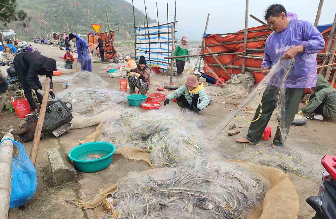 Loc Ha commune fishermen remove nets after the first sea trip of the new year. Photo: Tran Tuan