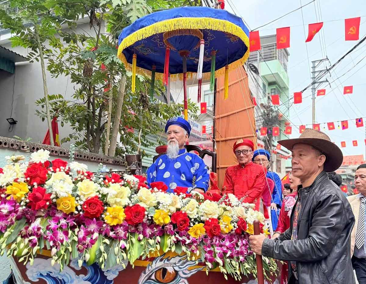 Unique procession of elders at the Tien Cong Festival held for more than 300 years in Ha Nam island region, Quang Ninh. Photo: Doan Hung.