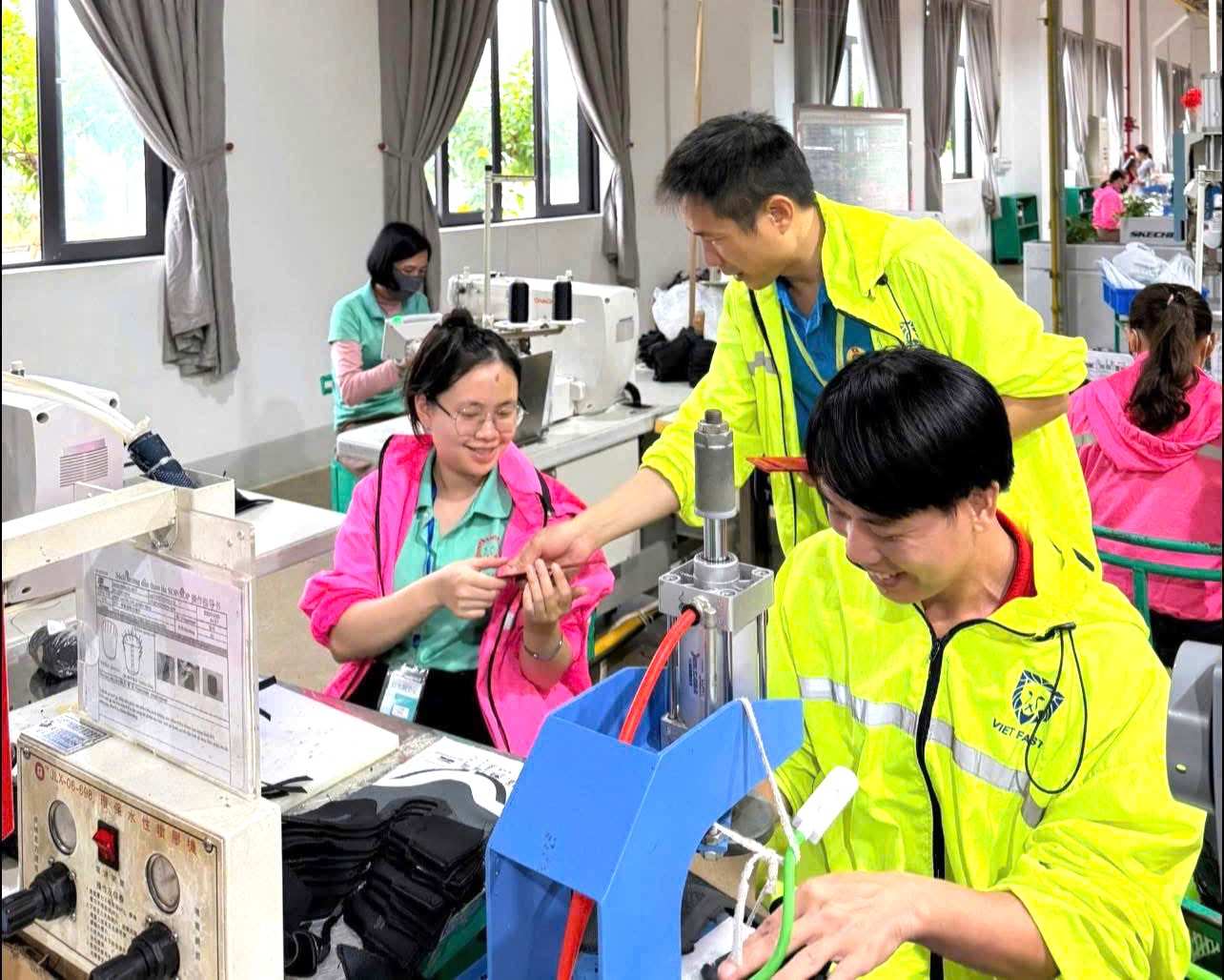Viet Fast Company Trade Union (Quan Thanh commune, Nghe An) gives lucky money at the beginning of the year to officials and workers. Photo: Ngoc Anh