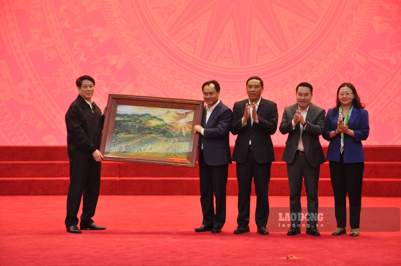 Lào Cai tặng quà cho Chủ tịch nước Lương Cường. Ảnh: Đinh Đại