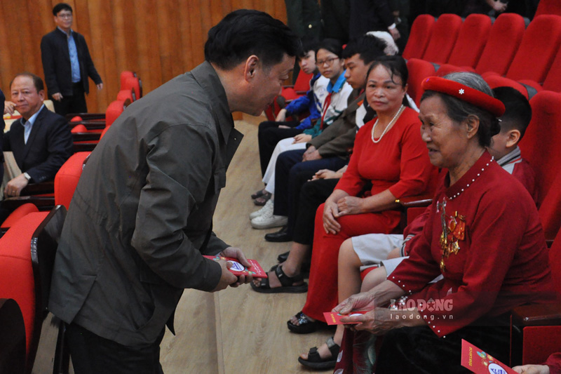 Các lãnh đạo mừng tuổi, chúc Tết người cao tuổi, người có công với cách mạng, đại diện gia đình chính sách, các cháu học sinh thuộc gia đình chính sách, hộ nghèo, hộ có hoàn cảnh khó khăn… Ảnh: Đinh Đại