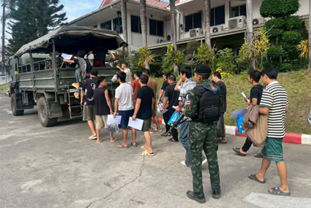 20 người vượt biên bị bắt giữ vì nhập cảnh trái phép vào Thái Lan tại huyện Mae Sot, tỉnh Tak, được áp giải lên xe quân đội. Ảnh: Lực lượng Ratchamanu