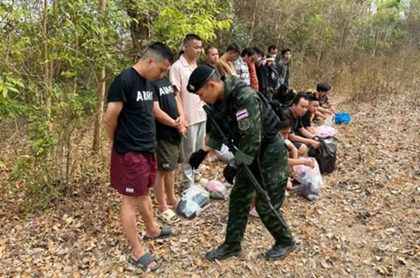 Thai soldiers search a group of 20 people illegally crossing the border on the morning of February 23. Photo: Ratchamanu Force