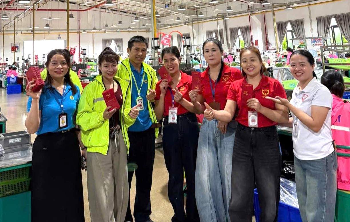 Viet Fast Company Trade Union gives lucky money at the beginning of the year, workers happily receive lucky envelopes. Photo: Ngoc Anh
