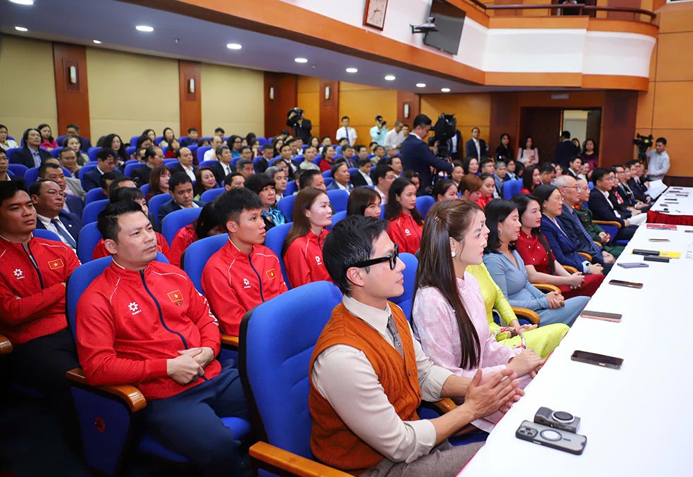 Các văn nghệ sĩ, diễn viên, vận động viên, nhà báo, doanh nghiệp, doanh nhân tiêu biểu tham dự buổi gặp mặt đầu năm. Ảnh: Trần Huấn