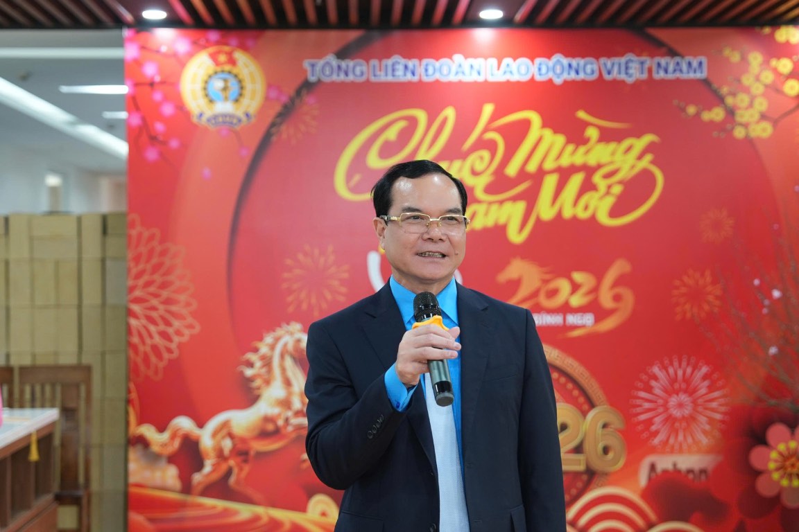 Comrade Nguyen Dinh Khang - Member of the Party Central Committee, Vice Chairman of the Central Committee of the Vietnam Fatherland Front, Secretary of the Party Committee, President of the Vietnam General Confederation of Labor spoke at the meeting. Photo: Ngoc Tu