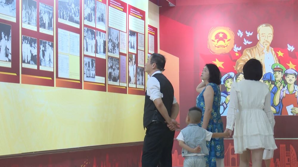 Many tourists come to Quang Tri Museum - Site 1 to immerse themselves in the flow of history and return to early spring memories. Photo: Thanh Trung