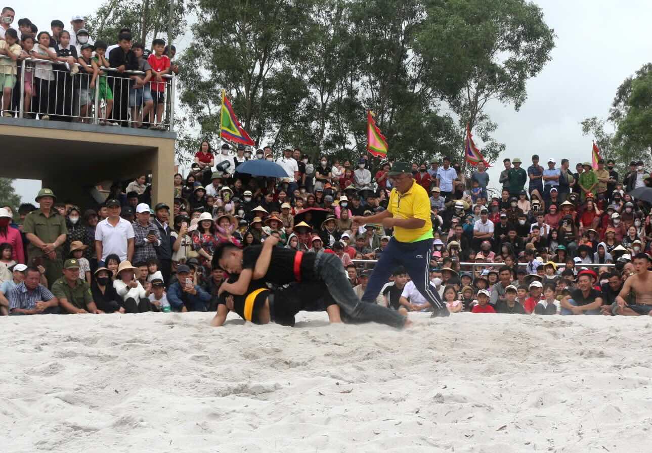 Bên cạnh phần hội là phần lễ. Ảnh: Văn Lý