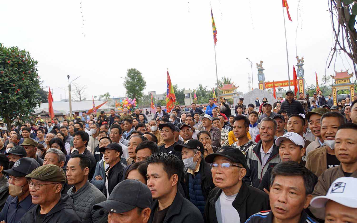 Người dân và du khách chăm chú theo dõi các trận đấu vật trên sới vật