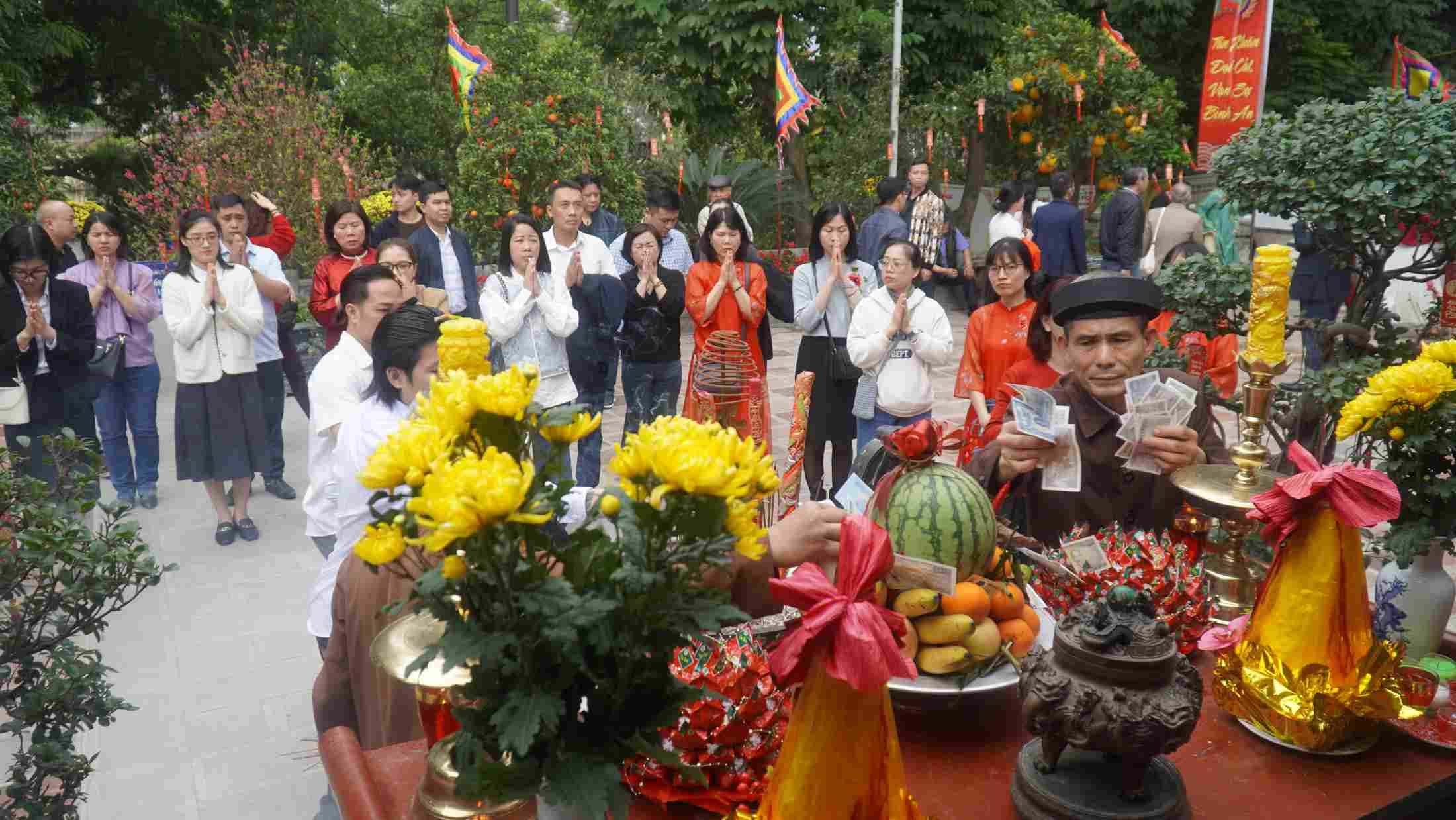 Voi Phuc Temple on the 7th day of Tet is crowded with people coming to perform the opening ceremony. Photo: Minh Vu