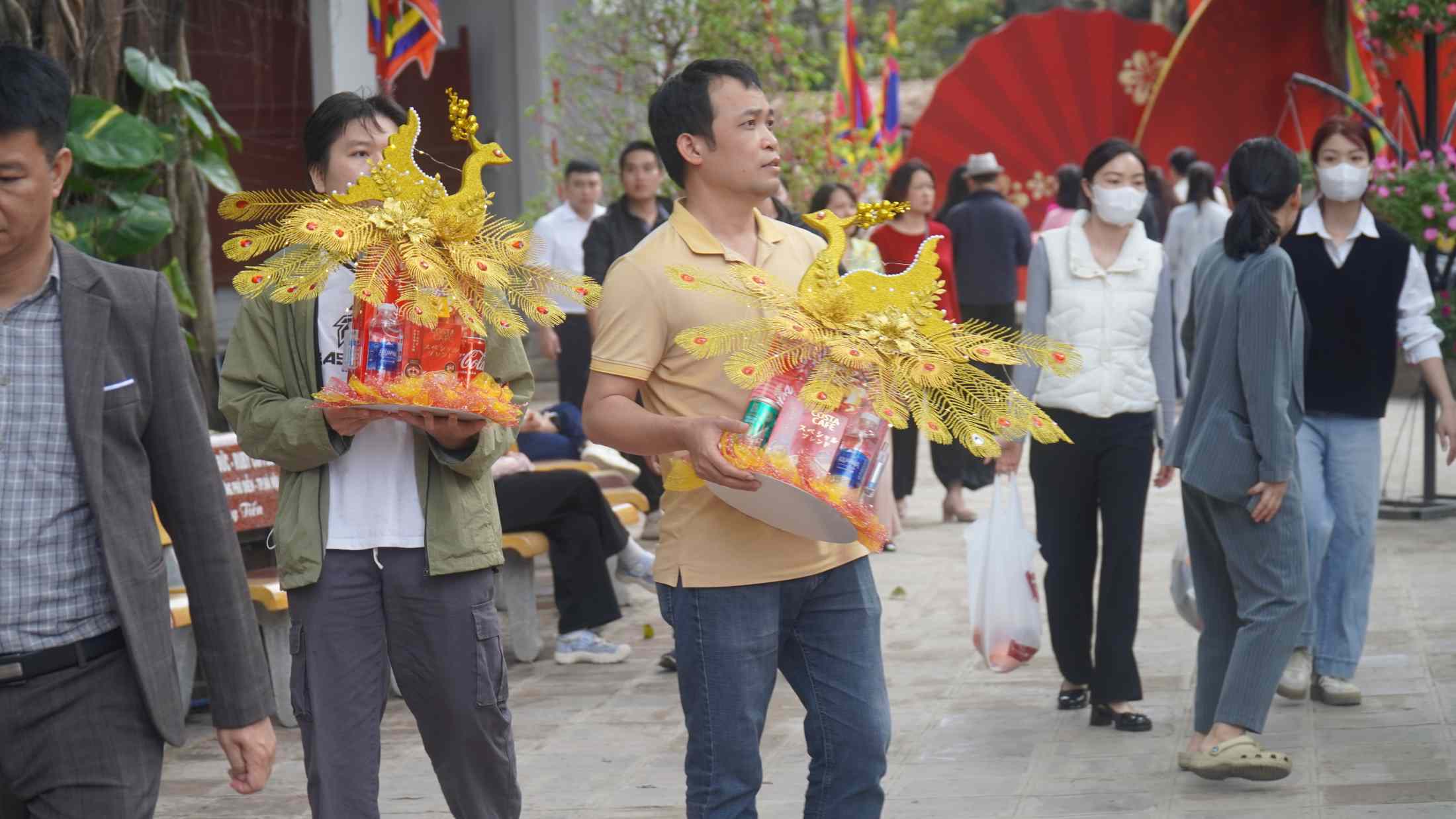 Anh Minh Doanh cùng con trai mang mâm lễ đến đền. Ảnh: Minh Vũ