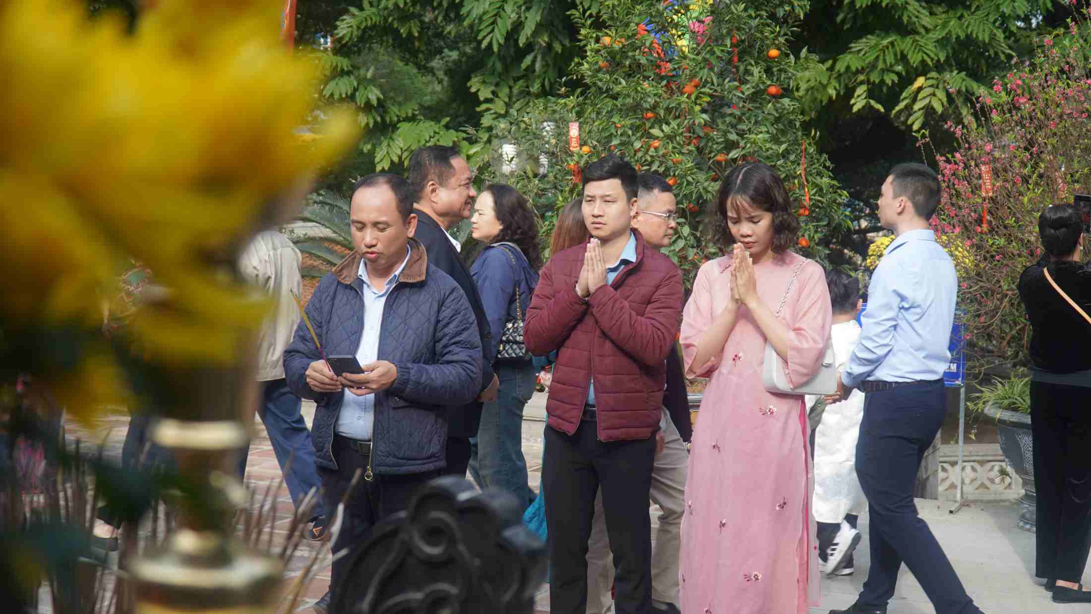 Chị Thu Quỳnh thắp hương cầu cầu sức khỏe và bình an. Ảnh: Minh Vũ