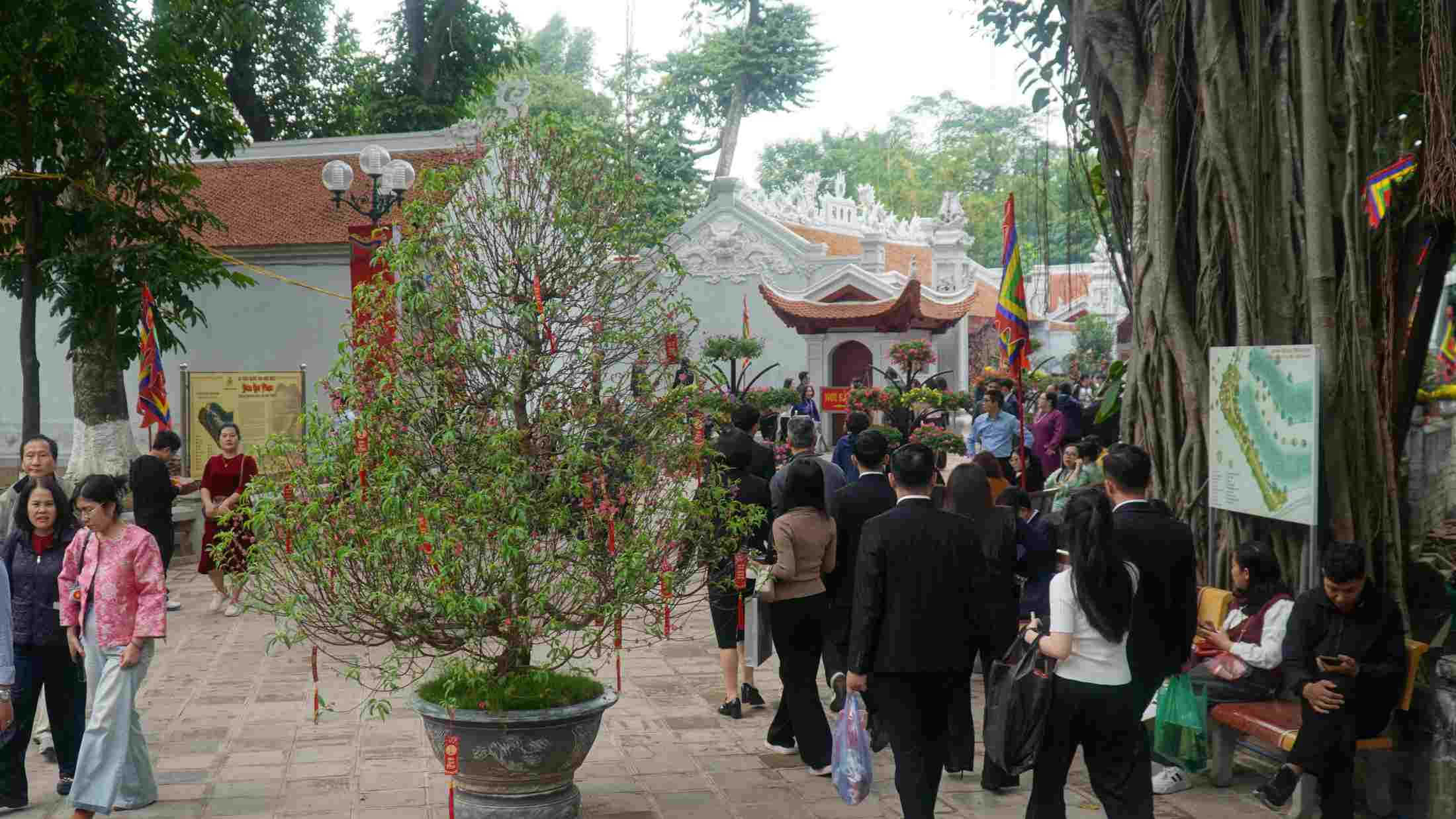 Khung cảnh trước chính điện rộn ràng người ra vào, hương khói lan tỏa, tạo nên bầu không khí linh thiêng của ngày đầu năm đi lễ. Ảnh: Minh Vũ