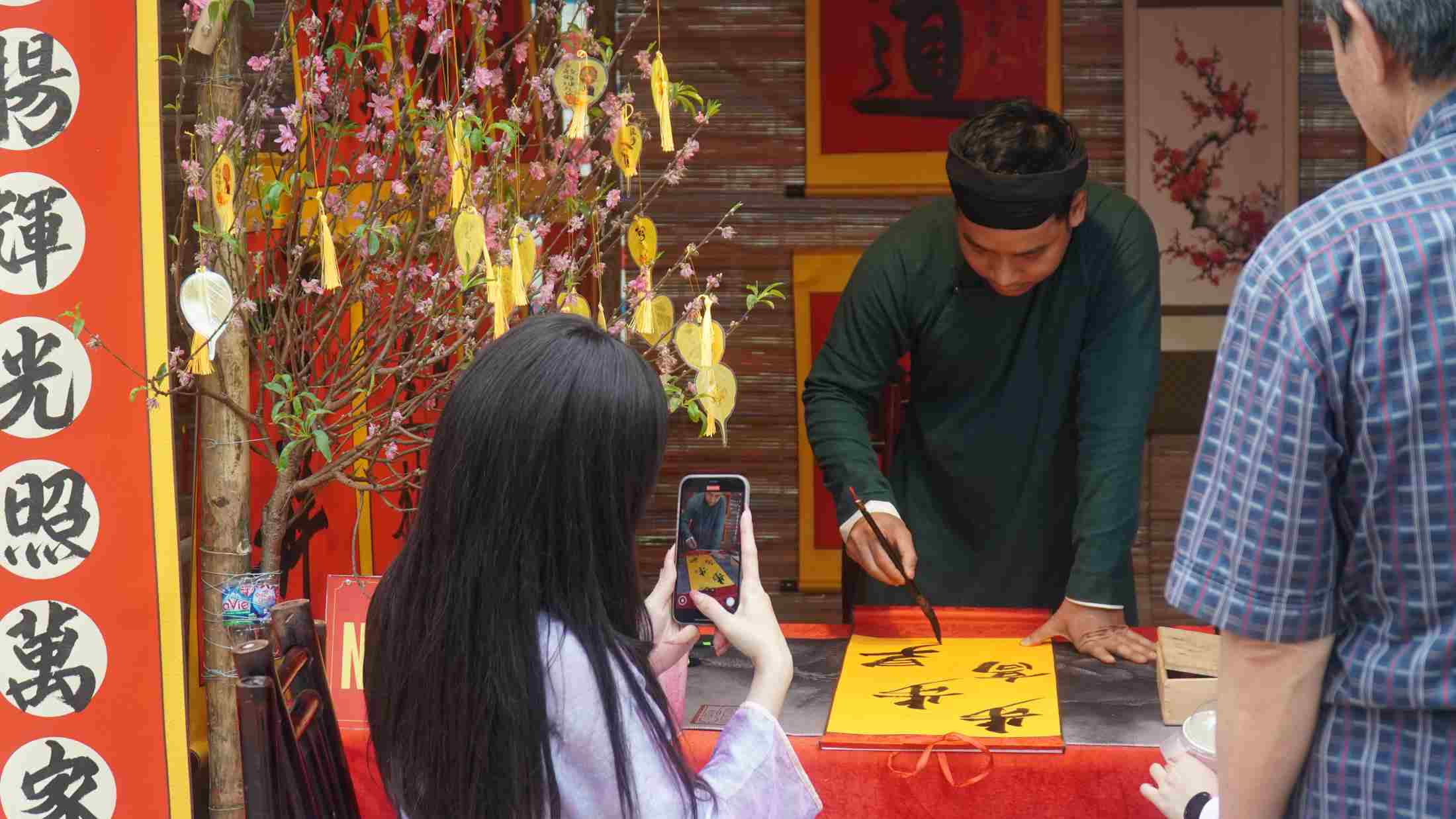 Xin chữ đầu năm tại đền Voi Phục. Ảnh: Minh Vũ