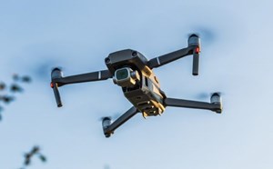 The flight schedule of thousands of passengers at Da Nang airport is affected in a chain reaction, flight safety is threatened because flycams invade the airspace. Photo: Truong An