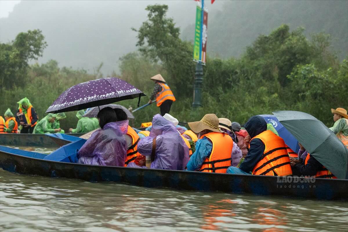 Hà Nội đình chỉ 2 lái đò vi phạm, bị tố “chặt chém” du khách ở chùa Hương. Ảnh: Trí Long