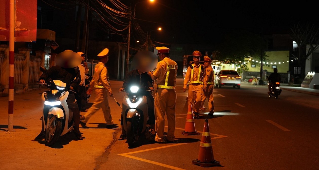 Cảnh sát giao thông Quảng Ngãi tăng cường xử lý vi phạm nồng độ cồn trong dịp Tết Nguyên đán Bính Ngọ 2026. Ảnh: Thiên Hậu