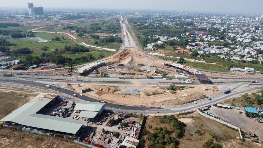 Hình hài nút giao Bình Chuẩn sau 2,5 năm thi công. Ảnh: Đình Trọng