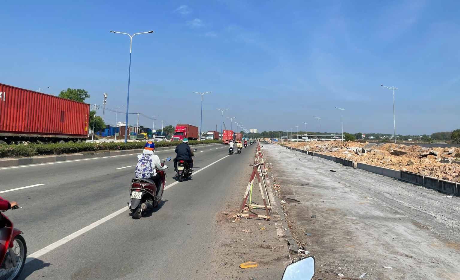 Đường Mỹ Phước Tân Vạn đang được mở rộng.Ảnh: Đình Trọng