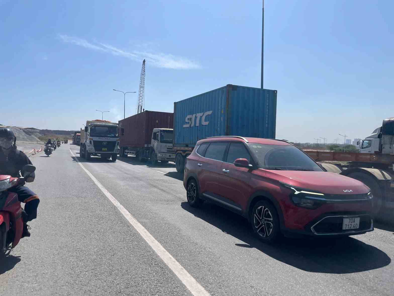 Hiện nay giao thông qua đoạn này thường xuyên bị ùn ứ. Ảnh: Đình Trọng