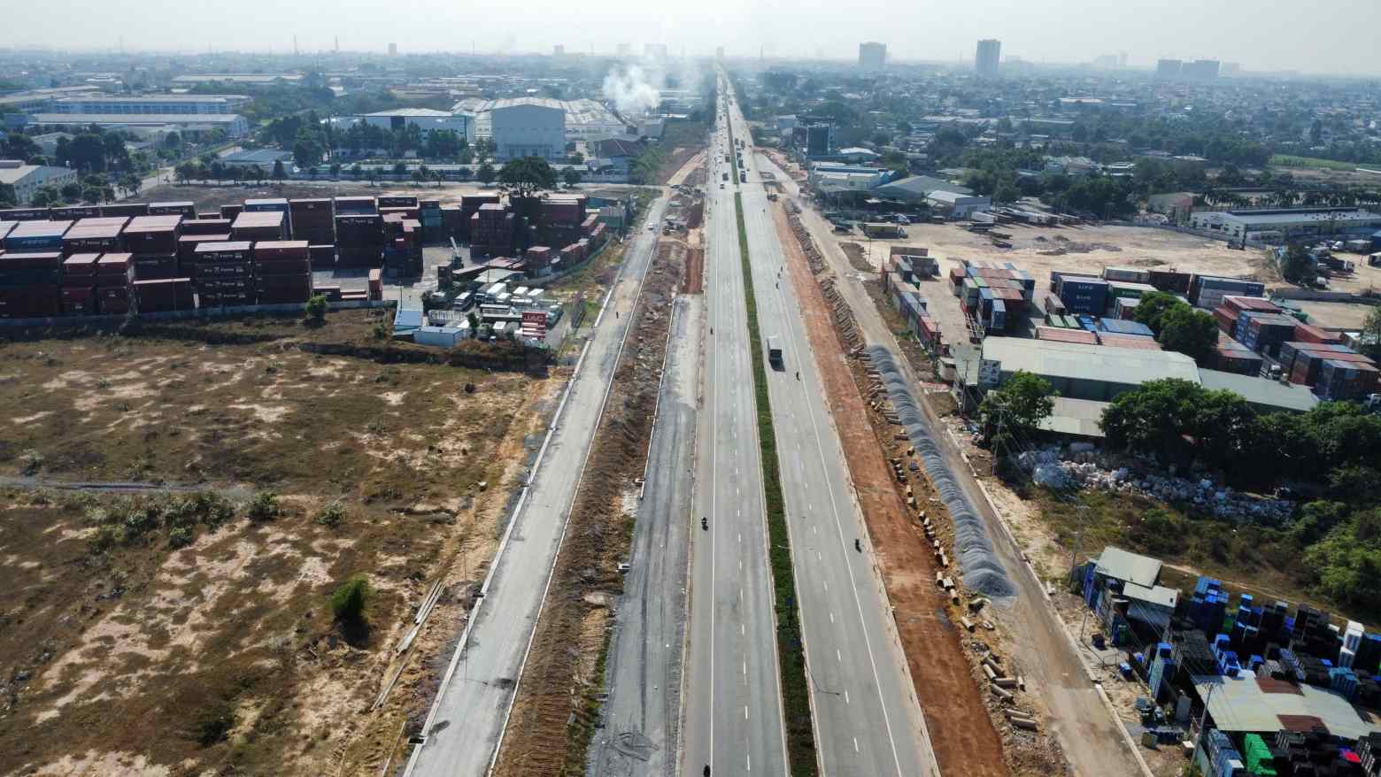 Đoạn mở rộng lên 12 làn xe hướng về Thuận Giao. Ảnh: Đình Trọng