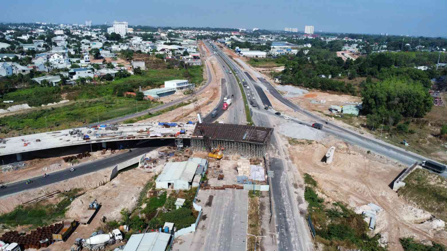 Hiện các đơn vị đang thi công dầm cầu vượt qua đường Mỹ Phước - Tân Vạn. Ảnh: Đình Trọng